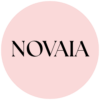 Vaaleanpunaisella ympyrätaustalla oleva tyylikäs logo, jossa keskellä mustalla serif-fontilla teksti "NOVAIA". Minimalistinen ja elegantti ilme.